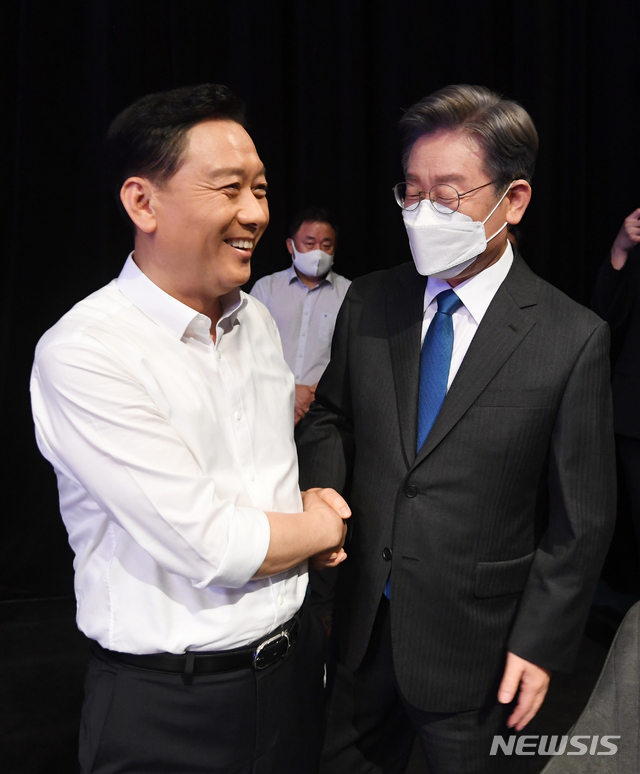 ▲ 2021년 이광재 후보와 이재명 더불어민주당 대표가 대선 경선 예비후보 신분으로 합동토론회에 참석한 모습. ⓒ뉴시스