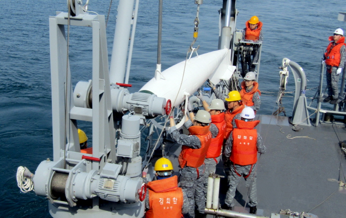 ▲ 지난 4월 7일 한미 연합 기뢰전 훈련에 참가한 기뢰탐색함(MHC) 김화함에서 기뢰 제거를 위한 기계식 소해구 운용 훈련이 진행되고 있다. ⓒ해군 제공