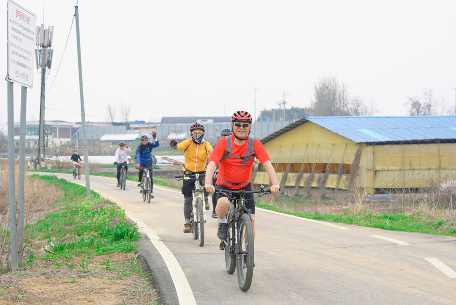 ▲ 박상돈 천안시장이 벚꽃향기가 가득한 천안시 자전가 둘레길을 직원들과 함께 자전거를 타고 있다.ⓒ천안시