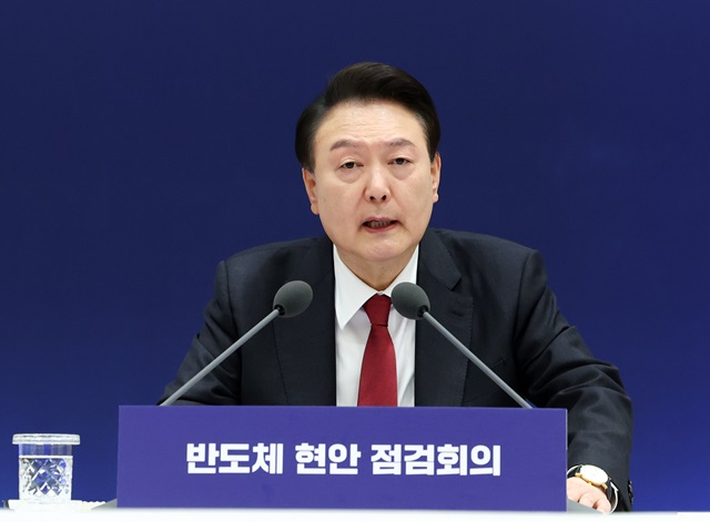 ▲ 윤석열 대통령이 9일 서울 용산 대통령실 청사에서 열린 반도체 현안 점검회의를 주재하고 있다. 2024.04.09. ⓒ뉴시스