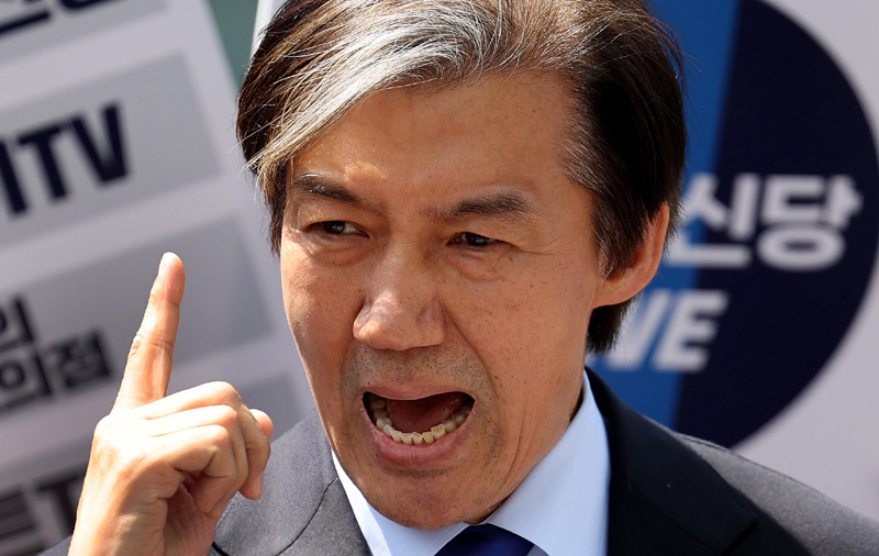 ▲ 조국 조국혁신당 대표가 9일 대구 중구 동성로 관광안내소 앞 광장에서 유권자들에게 지지를 호소하고 있다. ⓒ뉴시스