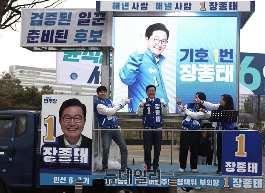 ▲ 장종태 서구갑 후보가 22대 총선 투표일을 하루 앞둔 9일 저녁 관저동 마치 광장에서 마지막 유세를 한다.ⓒ김경태 기자