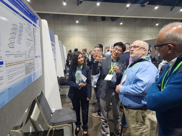 ▲ 박윤용 프레스티지바이오파마IDC 수석연구원(오른쪽 세 번째)이 현지 관계자들에게 PBP1510의 임상 1/2a상 프로토콜에 대한 내용을 소개하고 있다.ⓒ프레스티지바이오파마