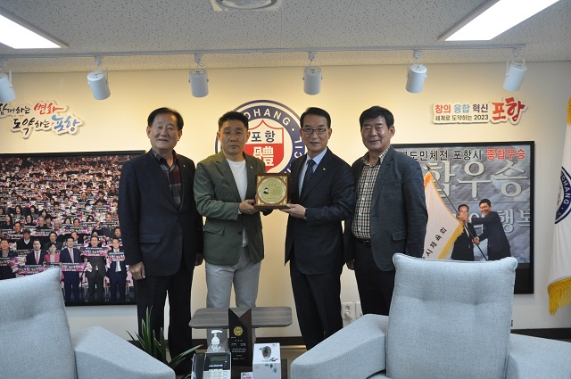 ▲ 왼쪽부터 김유곤 상임부회장, 김근수 감독, 나주영 회장, 강원도 사무국장.ⓒ포항시체육회