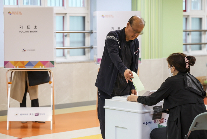 ▲ 제22대 국회의원 선거일인 10일 서울 용산구 서울금양초등학교 학생식당에 마련된 투표소를 찾은 시민들이 투표하고 있다. ⓒ뉴시스