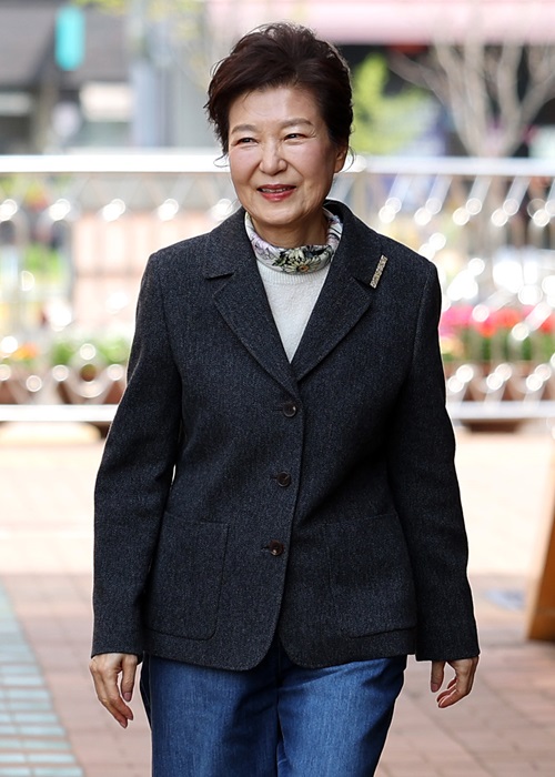 ▲ 박근혜 전 대통령이 제22대 국회의원 선거일인 10일 오전 투표를 하기 위해 대구 달성군 비슬초등학교에 마련된 유가읍 제3투표소로 들어서고 있다.ⓒ뉴시스