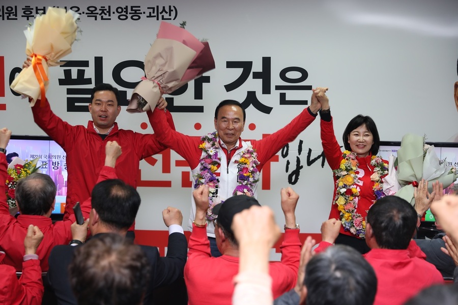 ▲ 국민의힘 박덕흠 당선인이 꽃다발을 목에 걸고 환호하고 있다.ⓒ박덕흠 선거사무소