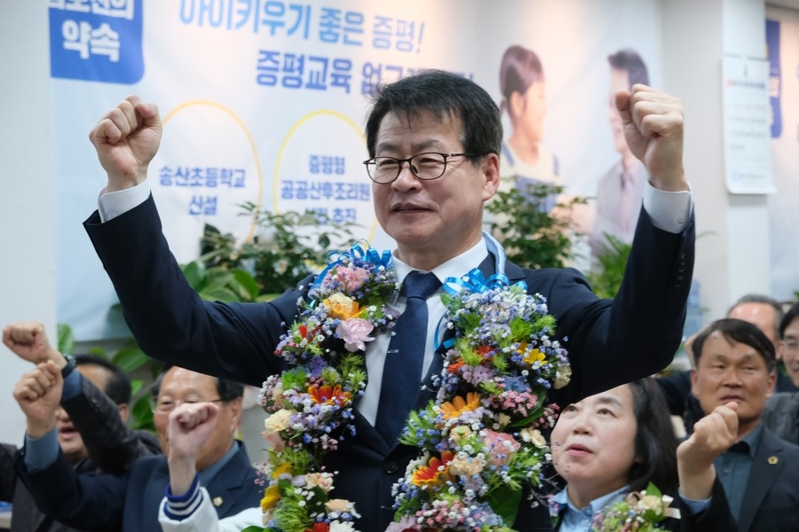 ▲ 임호선 당선인이 꽃다발을 목에 걸고 환호하고 있다.ⓒ임호선 당선인 측