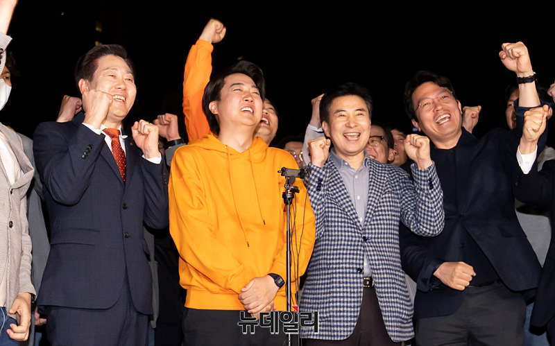 ▲ 제22대 국회의원 선거 경기 화성을에 출마한 이준석 개혁신당 대표가 11일 오전 경기 화성시 동탄여울공원에서 당선이 확정된 후 소감을 밝히고 있다. ⓒ서성진 기자