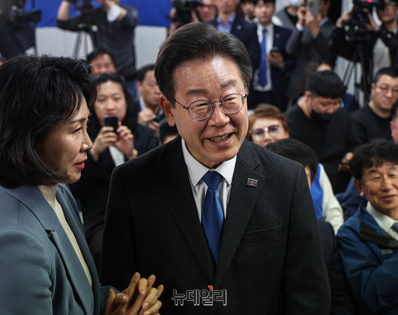 ▲ 이재명 더불어민주당 계양을 후보 내외가 11일 새벽 인천 계양구에 위차한 선거상황실에서 당선 소회를 밝힌 뒤 지지자들과 인사를 하며 떠나고 있다. (사진=공동취재단) ⓒ정상윤 기자