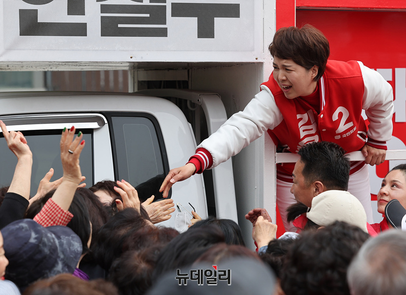 ▲ 지지자와 악수하는 김은혜 성남분당을 후보 ⓒ정상윤 기자