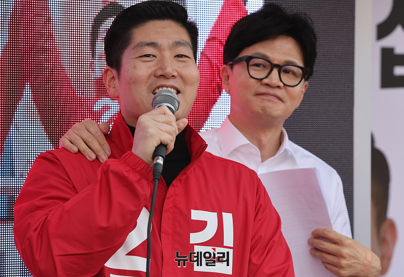 ▲ 김재섭 국민의힘 도봉갑 후보가 4일 오전 서울 도봉구 창동성당 앞에서 열린'국민의힘으로 도봉살리기' 한동훈 총괄선대위원장 지원유세에서 지지를 호소하고 있다. ⓒ정상윤 기자