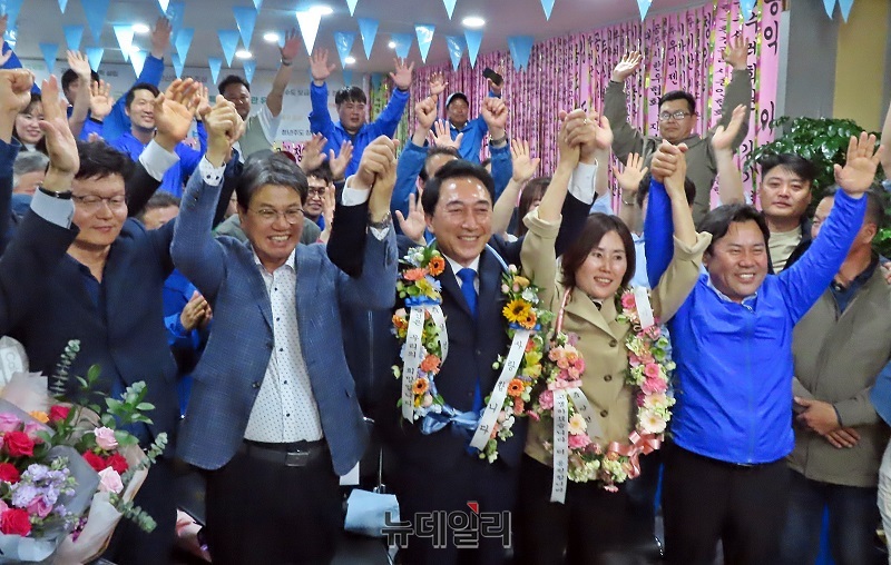 ▲ 제22대 국회의원 선거 충남 공주·부여·청양 더불어민주당 박수현 당선인이 11일 오전 자신의 선거사무소에서 당선이 확실시되자 지지자와 함께 환호하고 있다.ⓒ이길표 기자