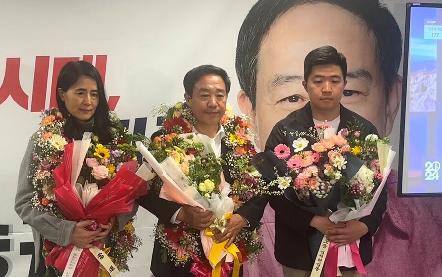 ▲ 강승규 국민의힘 충남 홍성·예산 선거구 당선인이 가족들과 당선 축하 꽃을 받고 있다. ⓒ강승규 캠프 제공