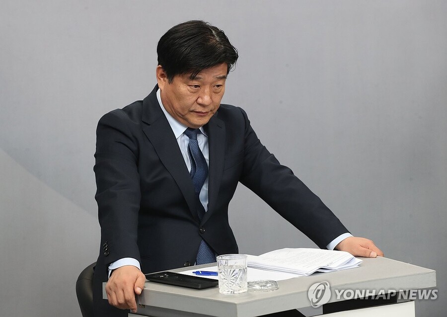 ▲ 제22대 국회의원 선거 경기 안산갑에 출마한 더불어민주당 양문석 후보가 지난 3일 오전 경기 안산시 단원구 SK브로드밴드 한빛방송에서 열린 제22대 국회의원선거 방송토론회에 참석해 토론회를 준비하는 모습. ⓒ연합뉴스