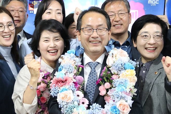 ▲ 더불어민주당 강준현 후보가 11일 재선에 성공한 뒤 지지자들과 함께 기뻐하고 있다.ⓒ강준현 당선인 캠프
