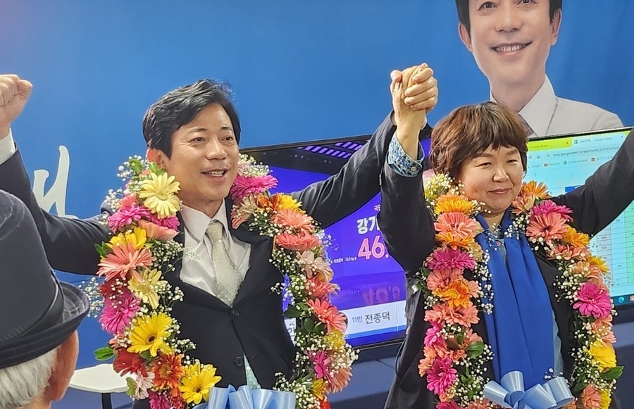 ▲ 청주 상당 선거구에서당선된 더불어민주당 이강일 후보가 꽃다발을 걸고 환호하고 있다.ⓒ이강일 후보 측 제공