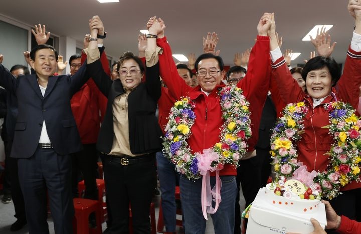 ▲ 충주에서 4선고지에 오른 국민의힘 이종배 후보가 환호하고 있다.ⓒ이종배 후보 측