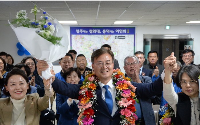 ▲ 청주 흥덕에서 당선된 이연희 더불어민주당 후보가 지지자들의 환호에 답하고 있다.ⓒ이연희 후보 측