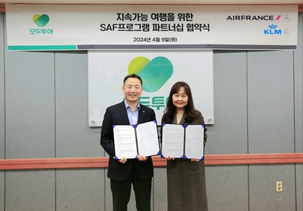 ▲ 지난 9일 서울 종로구 모두투어 본사에서 진행된 ‘SAF 파트너십 체결식’에서 유인태 모두투어 사장(좌)과 이문정 에어프랑스-KLM 지사장이 협약서에 서명한 후 기념 촬영을 하고 있다.ⓒ모두투어