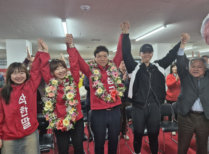 ▲ 국민의힘 정성국 부산진갑 후보가 11일 부산진구 선거사무소에서 당선이 확실시 되자 가족과 손을 맞잡고 환호하고 있다.ⓒ변진성 기자