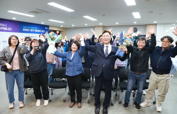 ▲ 김재선 중구청장 당선은 이날 오전 8시 서대전네거리에서 당선 인사를 시작해 대전보훈공원 참배, 직원 순회 인사 등으로 일정에 들어갔다.ⓒ김재선 당선인