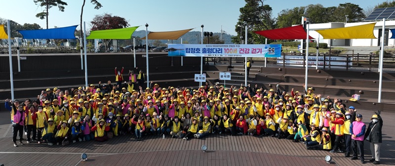 ▲ 지난해 탑정호 출렁다리 100세 건강걷기 행사.ⓒ논산시