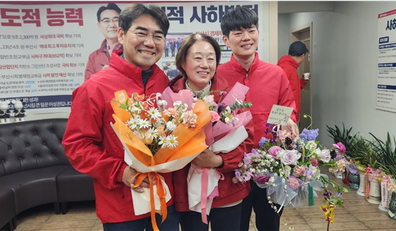 ▲ 20년만에 국회에 입성하는 이성권 후보가 당선이 확정된 뒤 가족과 활짝 웃고 있다.ⓒ변진성 기자