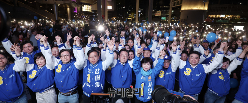 ▲ 22대 총선 마지막 유세에 나선 이재명 더불어민주당 대표가 9일 오후 서울 용산역 광장에서 피날레 유세를 하고 있다. ⓒ뉴데일리DB