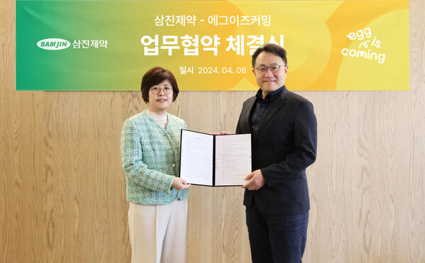 ▲ 성재랑 삼진제약 전무이사(왼쪽)와 이명한 에그이즈커밍 대표가 광고홍보에 대한 업무협약을 체결한 뒤 기념촬영하고 있다.ⓒ삼진제약