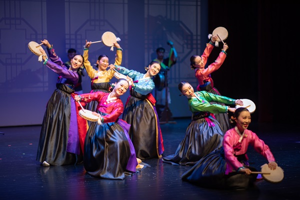 ▲ 부여군 충남국악단이 오는 10월까지 매주 토요일 오후 2시에 국악의 전당 앞마당에서 대금, 장구, 징, 북 등 다양한 국악기와 제기차기, 팽이치기 등 정겨운 민속놀이 체험을 제공한다.ⓒ부여군