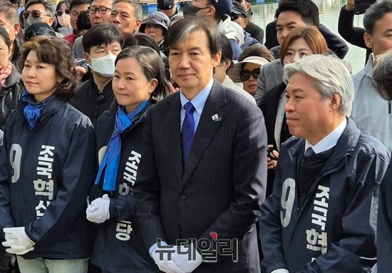 ▲ 조국혁신당 조국 대표가 공식 선거운동 첫 주말인 지난달 30일 전북 군산 방문모습.ⓒ이인호 기자