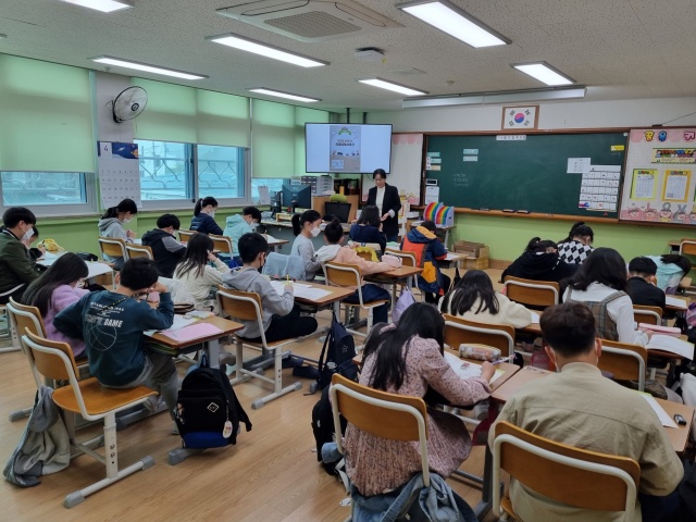 ▲ 지난해 진행된 ‘학교로 찾아가는 의왕향토사료관’ 수업 모습. ⓒ의왕시 제공