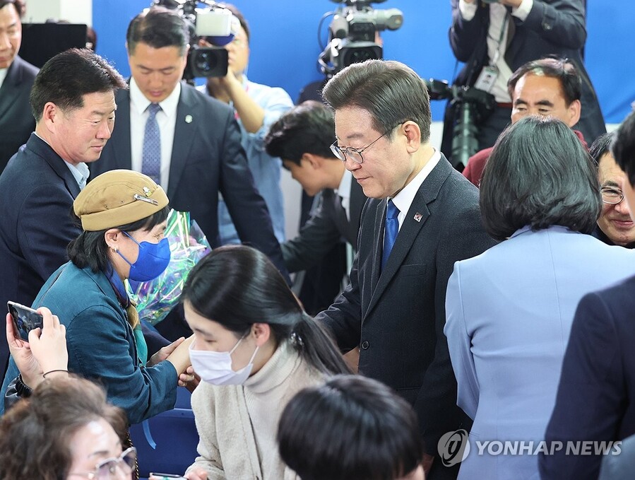 ▲ 이번 선거에서 인천 계양구을에 출마한 더불어민주당 이재명 대표가 11일 인천 계양구에 마련한 본인의 선거사무소에서 지지자와 인사하고 있다.ⓒ연합뉴스 제공