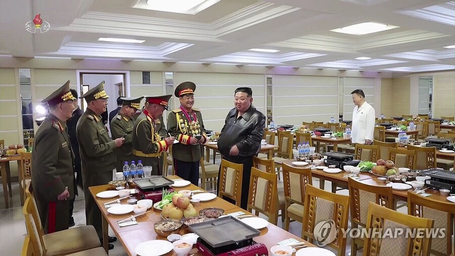 ▲ 북한 김정은이 지난 10일 최고위급 군지휘관을 양성하는 김정일군정대학을 현지 지도했다고 조선중앙TV가 11일 보도했다. 김 위원장은 이날 블라디미르 푸틴 러시아 대통령으로부터 선물 받은 아우루스 차량을 타고 대학에 도착했다. ⓒ북한 조선중앙TV 화면/연합뉴스