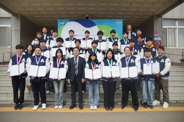 ▲ 안산공고 이공열 교장과 제59회 경기도기능경기대회 수상 학생들이 기념촬영을 하고 있다. ⓒ안산공고 제공