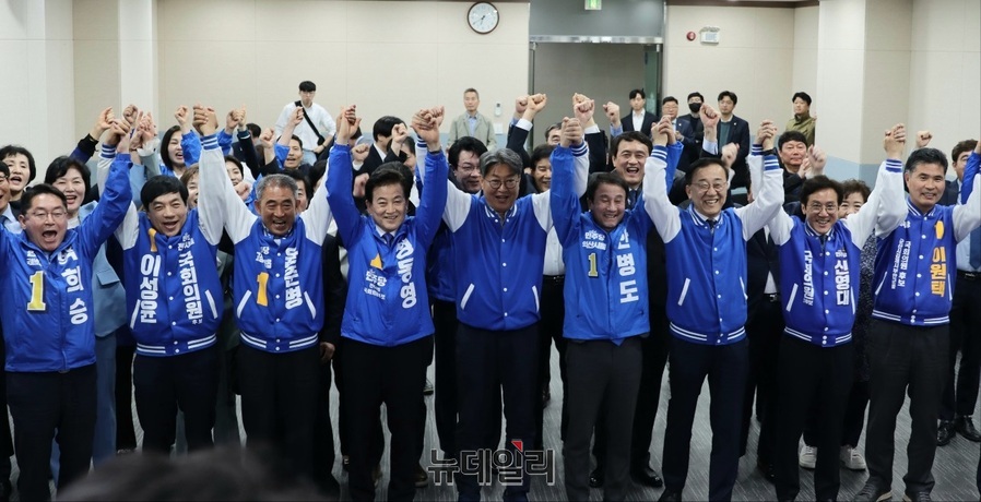 ▲ 제22대 총선에서 당선된 민주당 후보 10명이 10일 오후 전북도당 사무실에서 당선 축하 행사를 가졌다.ⓒ김경섭
