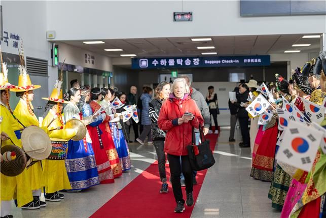 ▲ 인천시와 인천관광공사가 지난달 8일 인천항 크루즈터미널로 입항한 리비에라호 승객에게 축하 행사를 진행하고 있다. ⓒ인천시 제공