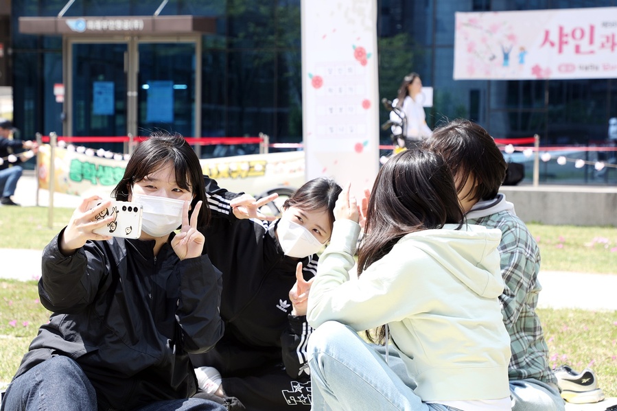 ▲ 영남이공대학교(총장 이재용)는 9일 오후 12시 천마스퀘어 잔디광장에서 총학생회와 함께하는 ‘빛나는 봄날’ 행사를 열었다.ⓒ영남이공대