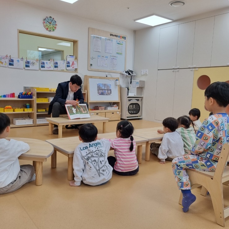 ▲ 경북교육청(교육감 임종식)은 11일부터 본청 직장어린이집 원아들을 대상으로 ‘찾아가는 책아찌’ 사업을 진행한다.ⓒ경북교육청