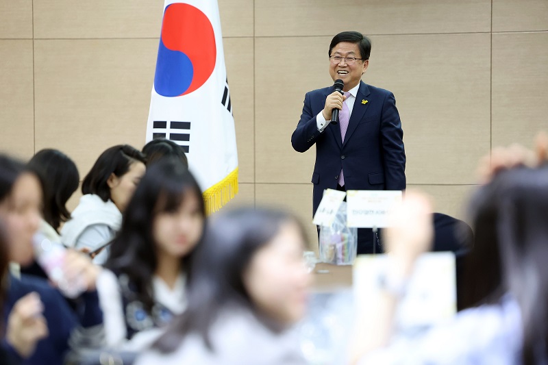 ▲ 11일 오후 정부세종컨벤션센터에서 열린 2024 초등 수업 연구 네트워크 통합워크숍'에서 최교진 세종교육감이 참석해 인사말을 하고 있다.ⓒ세종교육청