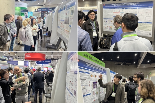 ▲ 한미약품 R&D센터 연구원이 AACR2024에서 참석자에게 연구성과를 설명하고 있다.ⓒ한미약품