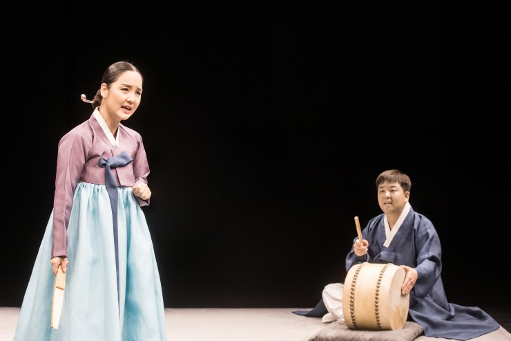 ▲ 2020년 창작산실 '마당을 나온 암탉' 공연 장면(김소진·김홍식).ⓒ판소리퍼포먼스그룹 미친광대