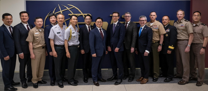 ▲ 11일(현지시각) 미국 워싱턴D.C에서 개최된 제24차 한미통합국방협의체(KIDD) 회의에서 조창래 국방부 국방정책실장과 일라이 래트너 미 국방부 인태안보차관보 및 한미 국방 관계자들이 기념촬영 하고 있다. ⓒ국방부 제공