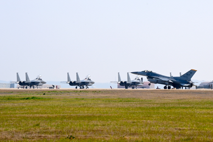 ▲ 한미공군은 12~26일 최대규모의 연합공중훈련인 '2024년 연합편대군 종합훈련'을 군산 공군기지에서 실시한다. 사진은 훈련 참가를 위해 주기된 우리 공군의 F-15K(뒤쪽 3기) 뒤를 지나 착륙하고 있는 미 공군 F-16. ⓒ공군 제공