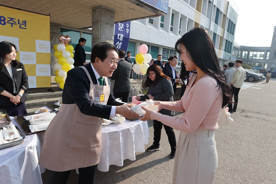 ▲ 송기섭 군수가 12일 아침 직원들에게 간편식을 전달하고 있다.ⓒ진천군