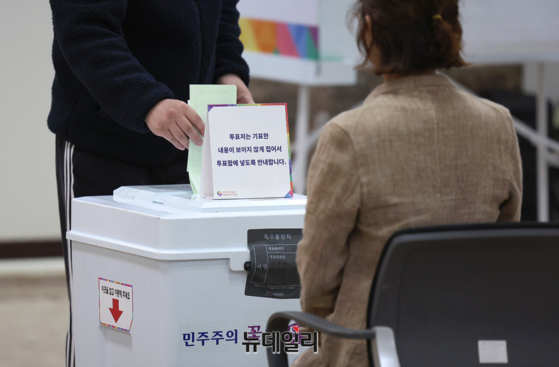 ▲ 제22대 국회의원선거 일인 10일 오전 서울 강남구 논현동에 마련된 투표장에서 유권자가 투표지를 투표함에 넣고 있다. ⓒ정상윤 기자