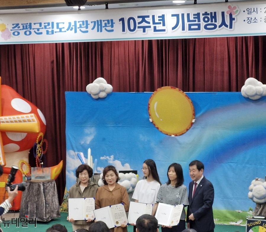 ▲ 이재영 군수가 독서유공자 표창에 이어 기념촬영을 하고있다.ⓒ양승갑 기자