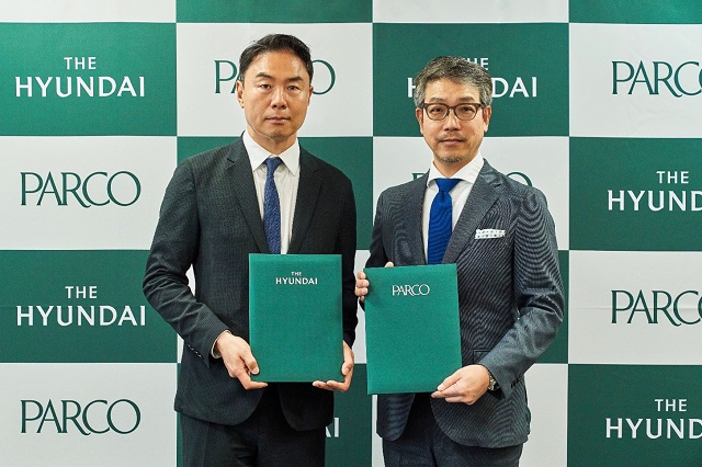 ▲ 지난 9일 일본 도쿄 파르코 본사에서 정지영 현대백화점 사장(사진 왼쪽)과 카와세 켄지 파르코 사장(사진 오른쪽)이 한국 토종 패션 브랜드 및 콘텐츠를 일본 현지에서 소개하는 단독 팝업스토어 운영에 협의하는 업무협약 체결 후 기념사진을 찍고 있다.ⓒ현대백화점