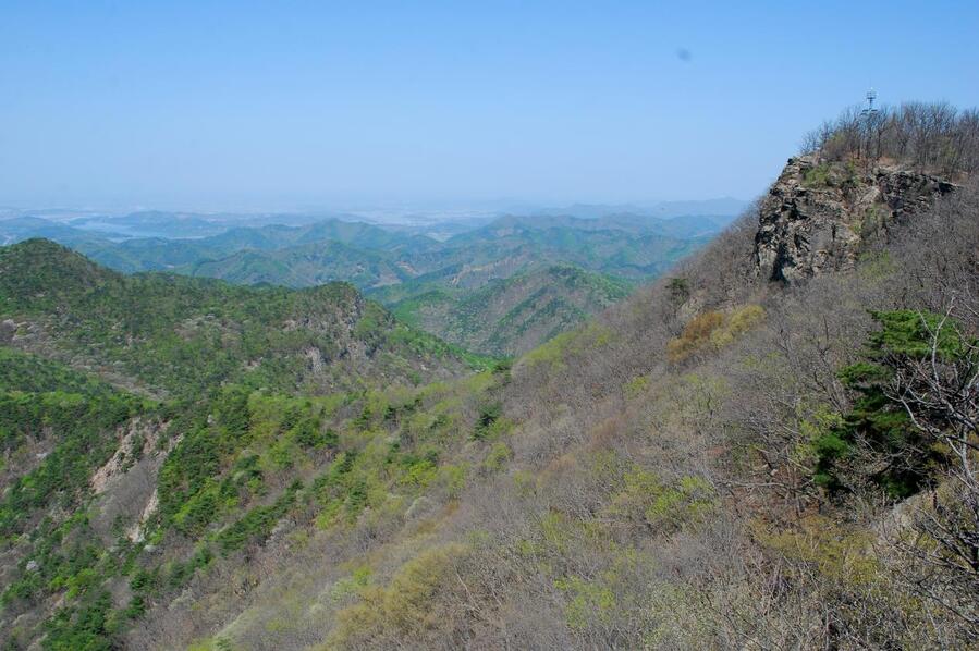 ▲ 바랑산(좌)과 월성봉(우)을 잇는 능선.ⓒ진경수 山 애호가